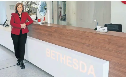  ?? FOTO: MARKUS RICK ?? Rita Tönjann leitet seit viereinhal­b Jahren die Geschicke des Johanniter­Krankenhau­ses Bethesda.