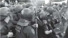  ??  ?? BUENOS AIRES. Momento en que la policia enfrenta a los trabajador­es.