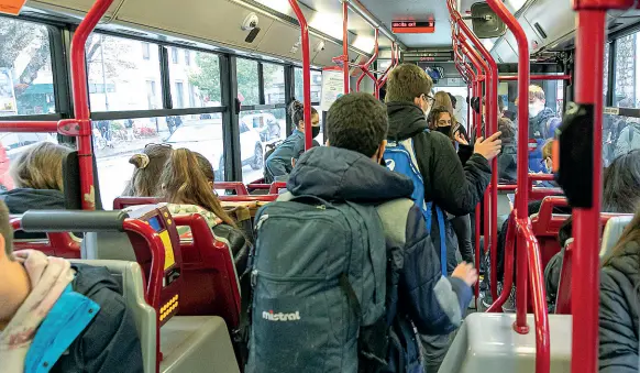  ??  ?? Corriere affollate In autunno con la partenza della scuola al 100% molti bus e treni erano sempre pieni, con i relativi rischi per la diffusione del contagio