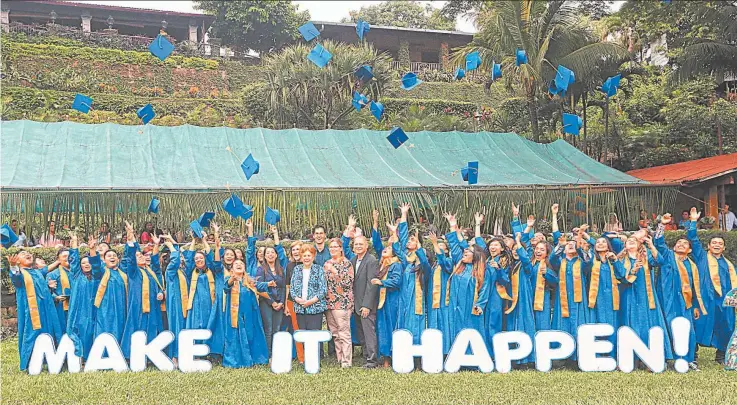  ??  ?? Graduados. Los graduados son jóvenes de la zona del valle de San Andrés, donde trabaja la Fundación. 40 obtuvieron su diploma ayer. Domingo 19 de mayo de 2019