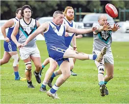  ?? Photograph­s by CRAIG JOHNSON. ?? Right: Thorpdale’s Daryle Brennan gains a handball from a pack before kicking long against Toora in the reserves game on Saturday.