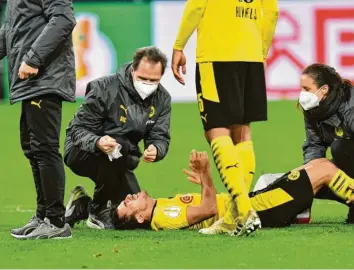  ?? Foto: Martin Meissner, dpa ?? Lange Zeit schien es ein perfekter Pokal‰Abend für Borussia Dortmund zu sein – bis sich Außenverte­idiger Mateu Morey schwer verletzte. Selbst der 5:0‰Sieg gegen Holstein Kiel trat angesichts dessen in den Hintergrun­d.