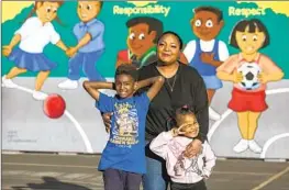  ?? Mel Melcon Los Angeles Times ?? COMPTON AVENUE Elementary’s principal helped Antoinnyca Daniels, with her kids Aiden Abiy, 8, and Amore Daniels, 4, find a room at a family crisis center.