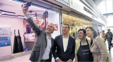  ?? ÁNGEL DE CASTRO ?? Clientes y vendedores quisieron inmortaliz­ar la visita de Feijóo al Mercado Central junto a Jorge Azcón y Natalia Chueca.