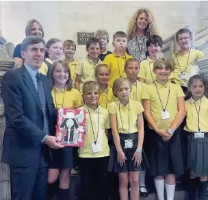  ??  ?? ●● Students from Puss Bank Primary School visited the Houses of Parliament and Macclesfie­ld MP David Rutley