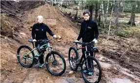  ??  ?? Matilda och Linus Nilsson på Kungsbygge­t ser fram emot att öppna dualbanan där två cyklister kan tävla mot varandra.