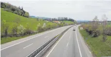  ?? FOTO: SUSI WEBER ?? Auf diesen Wiesen links und rechts der Autobahn bei Niederwang­en könnten einmal Sonnenkoll­ektoren Strom erzeugen. Im Hintergrun­d ist der Kebachhof zu sehen.