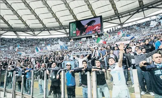  ?? RICCARDO DE LUCA / AP ?? Veto. Los hooligans del Lazio no quieren mujeres en las primeras filas de su zona. Abajo el líder de los ultras,Fabrizio Piscitelli