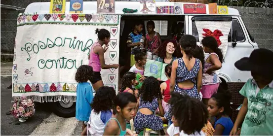  ?? Danilo Verpa/Folhapress ?? Projeto criado por dupla de educadores utiliza Kombi repleta de livros desde 2016 para contar histórias a crianças de áreas periférica­s da Grande SP