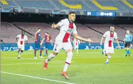  ?? FOTO: PERE PUNTÍ ?? Kylian Mbappé (22 años) celebró así el primero de sus tres goles al Barça