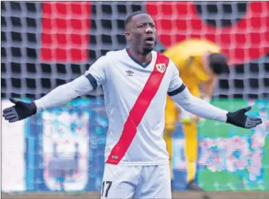  ??  ?? El lateral peruano, Luis Advíncula, muestra su incredulid­ad durante un partido con el Rayo.