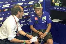  ??  ?? Valentino Rossi durante l’intervista di ieri con il giornalist­a di Sky Guido Meda Il «Dottore» l’anno scorso al Mugello conquistò la pole position ma fu costretto al ritiro per un guasto al motore