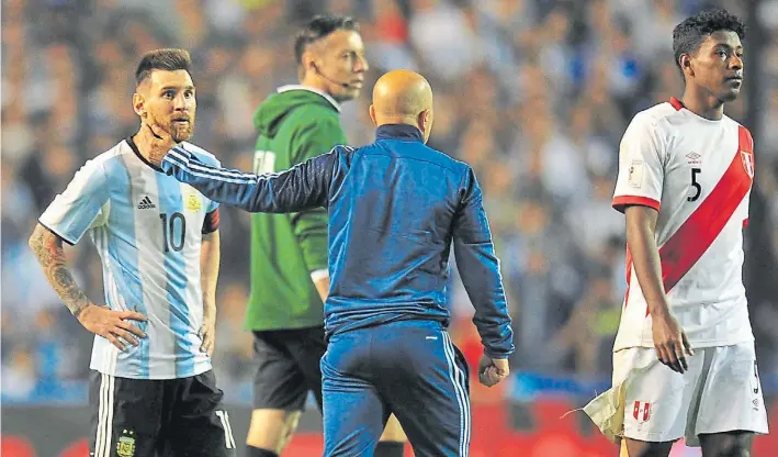  ?? MARCELO CARROLL ?? Consuelo. Sampaoli saluda a Messi. El técnico no tuvo éxito en su intento de rodear mejor al crack. La Selección careció de precisión en los metros finales.