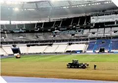  ?? ?? En 48 horas cronometra­das fue instalado el nuevo césped en el estadio de París, que lucirá perfecto para el ansiado duelo.