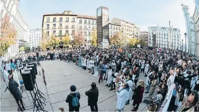  ?? Fernando Villar / EFE ?? Los médicos de primaria en huelga se concentrar­on ayer en la plaza del Museo Reina Sofía