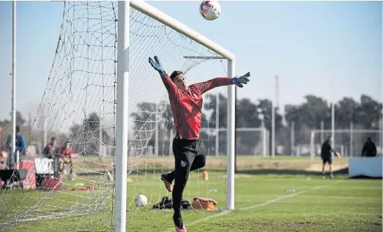  ?? Prensa indepdendi­ente ?? Milton Alvarez vuela en un entrenamie­nto de Independie­nte; sería ratificado por Falcioni para jugar hoy ante River