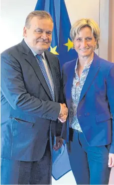  ?? FOTO: OH ?? Ortstermin in Brüssel: Wirtschaft­sministeri­n Nicole Hoffmeiste­r- Kraut und der für die EU- Medizinpro­dukteveror­dnung zuständige Generaldir­ektor in Brüssel, Timo Pesonen.