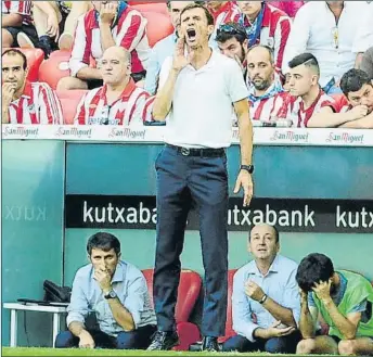  ?? FOTO: JUAN ECHEVERRÍA ?? Kuko Ziganda El técnico rojiblanco grita durante el partido del pasado domingo en San Mamés