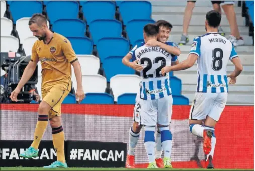  ??  ?? Silva felicita a Barrenetxe­a mientras Merino se dirige hacia ellos para celebrar el único gol del partido.