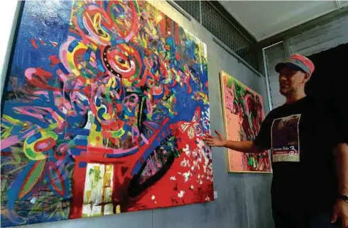  ??  ?? AHMAD Nazrin bersama sebahagian koleksi pamerannya.