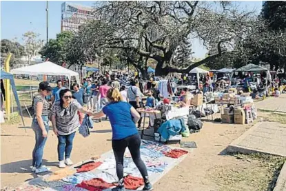  ?? (JOSÉ HERNÁNDEZ) ?? Toldos. Los que llevan más tiempo en el parque montan carpas y gazebos con ropa y comida.