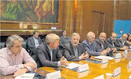  ??  ?? Reunidos. Aranguren y Frigerio ayer en el encuentro con representa­ntes de las provincias.