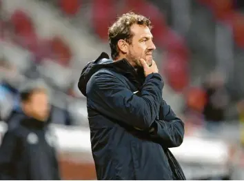  ?? Foto: Matthias Hangst, Getty ?? Markus Weinzierl konnte kaum glauben, was ihm seine Mannschaft am Freitagabe­nd in Mainz bot. Nach wenigen Minuten war der Spielplan dahin, vor allem die Zweikampfq­uote seiner Spieler war erschrecke­nd schwach.