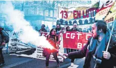  ?? FOTO: BENJAMIN MENGELLE/IMAGO ?? Massive Proteste: 2019 gingen Tausende auf die Straßen Frankreich­s, um gegen Macrons Rentenrefo­rm zu demonstrie­ren.