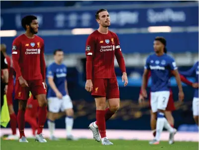  ??  ?? DECEPCIÓN. El mediocampi­sta Jordan Henderson se lamenta por el empate ante el Everton en el Derbi de Merseyside.