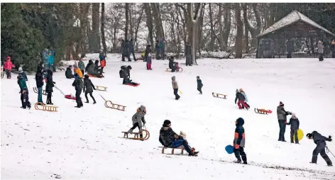  ?? RP-FOTOS: CHRSTOPH REICHWEIN ?? Der Kaiserberg ist immer ein beliebter Treffpunkt für roldelnde Kinder. Das war am Sonntag nicht anders.