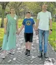  ?? FOTO: POLISHCHUK ?? Ein bisschen Sonne in dunklen Zeiten: Olha, Leonid und Volodymyr Polishchuk in Kiew im Sommer 2023. Die Familie traf sich während dessen Urlaub von der Armee.