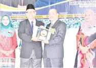  ??  ?? SAID (dua kiri) yang telah bersara menerima anugerah Jasamu Dikenang daripada Hajiji, diperhatik­an oleh Maimunah (kanan) dan Tah Nia.