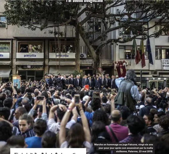  ??  ?? Marche en hommage au juge Falcone, vingt-six ans jour pour jour après son assassinat par la mafia sicilienne, Palerme, 23 mai 2018.