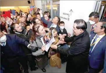  ?? FB ?? Hun Sen greets Cambodian supporters and well-wishers on his arrival in Brussels.