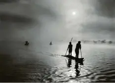  ?? Foto: © Sebastião Salgado/Amazonas Images/dpa ?? Typisch Salgado: An einem See in Brasilien machte der Fotograf diese Aufnahme einer Gruppe Indigener.