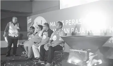  ??  ?? All four top winners of 2016 Raja Kuah Knorr Challenge giving their own testimonie­s(from right): Budiman Bistari Mohamed, Mohd Hilmi Mohamad Alias Ahmad, Mohd Salehzarin Mohd Saleh and Raiei Mahidin.