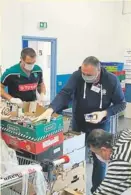  ?? Photos DR ?? Dès 8 h 45 du matin, les joueurs palois s’affairent à la banque alimentair­e du Béarn et de la Soule. Le grossiste solidaire vient en aide à plus de 18 000 personnes à travers des associatio­ns entre autres comme La Croix Rouge ou le Secours Catholique.