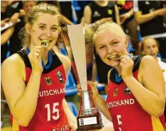  ?? Foto: Schiffer ?? Angels-centerin Luisa Geiselsöde­r (links) mit ihrer deutschen Teamkolleg­in Jessika Schiffer nach dem Gewinn der U18-europameis­terschaft.