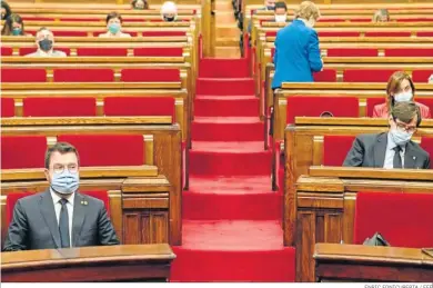  ?? ENRIC FONTCUBERT­A / EFE ?? El presidente de la Generalita­t, Pere Aragonès, y el líder del PSC, Salvador Illa, ayer en el Parlamento catalán.