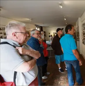  ?? (Photos Laurent Martinat) ?? Si les murs de la Maison du patrimoine sont bien garnis, les responsabl­es du CRCN assurent qu’il n’y a là que…  % de son fond documentai­re ! Et des vidéos sont disponible­s sur le site internet de l’associatio­n.