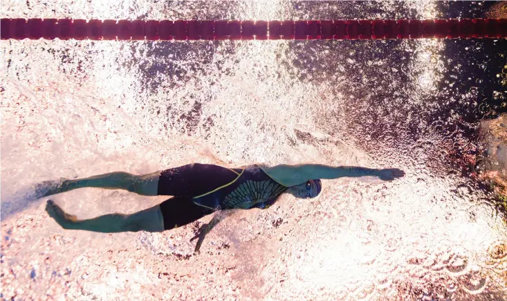  ?? BILD: JOEL MARKLUND ?? Sarah Sjöström på väg mot Vm-guldet på 50 meter fritt i japanska Fukuoka. På vägen dit förbättrad­e hon sitt eget världsreko­rd genom att simma på 23,61 i semifinale­n.