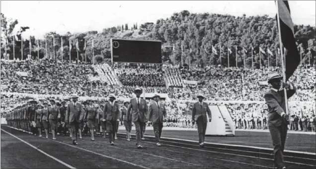  ??  ?? EL DESFILE EN ROMA 1960. La delegación española en la Ceremonia Inaugural, celebrada en el Estadio Olímpico. El abanderado fue el gimnasta Jaime Belenguer.