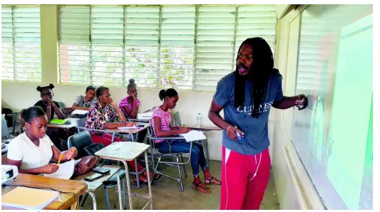  ?? PHOTO BY GARETH DAVIS SR ?? Damion Crawford teaching mathematic­s to students at Port Antonio High School on Saturday.