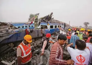  ?? Foto: Rajat Gupta, dpa ?? In Nordindien ist ein Zug entgleist. Hunderte Menschen sterben oder werden verletzt. Das Unglück passierte mitten in der Nacht. An Bord waren viele, die zu Hochzeiten reisen wollten.