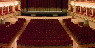  ?? ?? Le poltroncin­e del Petruzzell­i non sono state pagate alle due aziende che hanno ristruttur­ato il teatro.