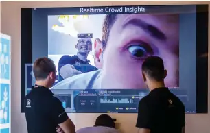  ?? Photos by Neeraj Murali ?? WORK AND PLAY: Participan­ts listening to a panel discussion and visitors trying out Microsoft’s ‘realtime crowd insights’ system during Artelligen­ce 2018 in Dubai on Thursday. —