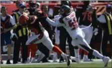  ?? JASON BEHNKEN — THE ASSOCIATED PRESS ?? Browns running back Duke Johnson eludes Buccaneers outside linebacker Kwon Alexander during the first half Oct. 21 in Tampa, Fla.