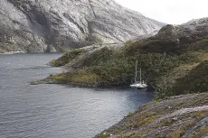  ??  ?? Ithaka and Beduin shelter together in Caleta Brecknock, Tierra del Fuego, Chile