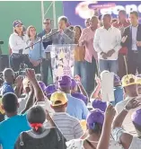  ?? F.E. ?? Leonel Fernandez habla a sus seguidores en el municipio Santo Domingo Oeste.