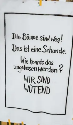  ?? Archivfoto: Peter Fastl ?? Bürger machten ihrem Ärger über die Fällung von stadtbildp­rägenden Bäumen in der Bürgermeis­ter Aurnhammer Straße vor rund einem Jahr mit einem Plakat Luft. In zwischen sind auch Stadträte am Ende ihrer Geduld. INNENSTADT